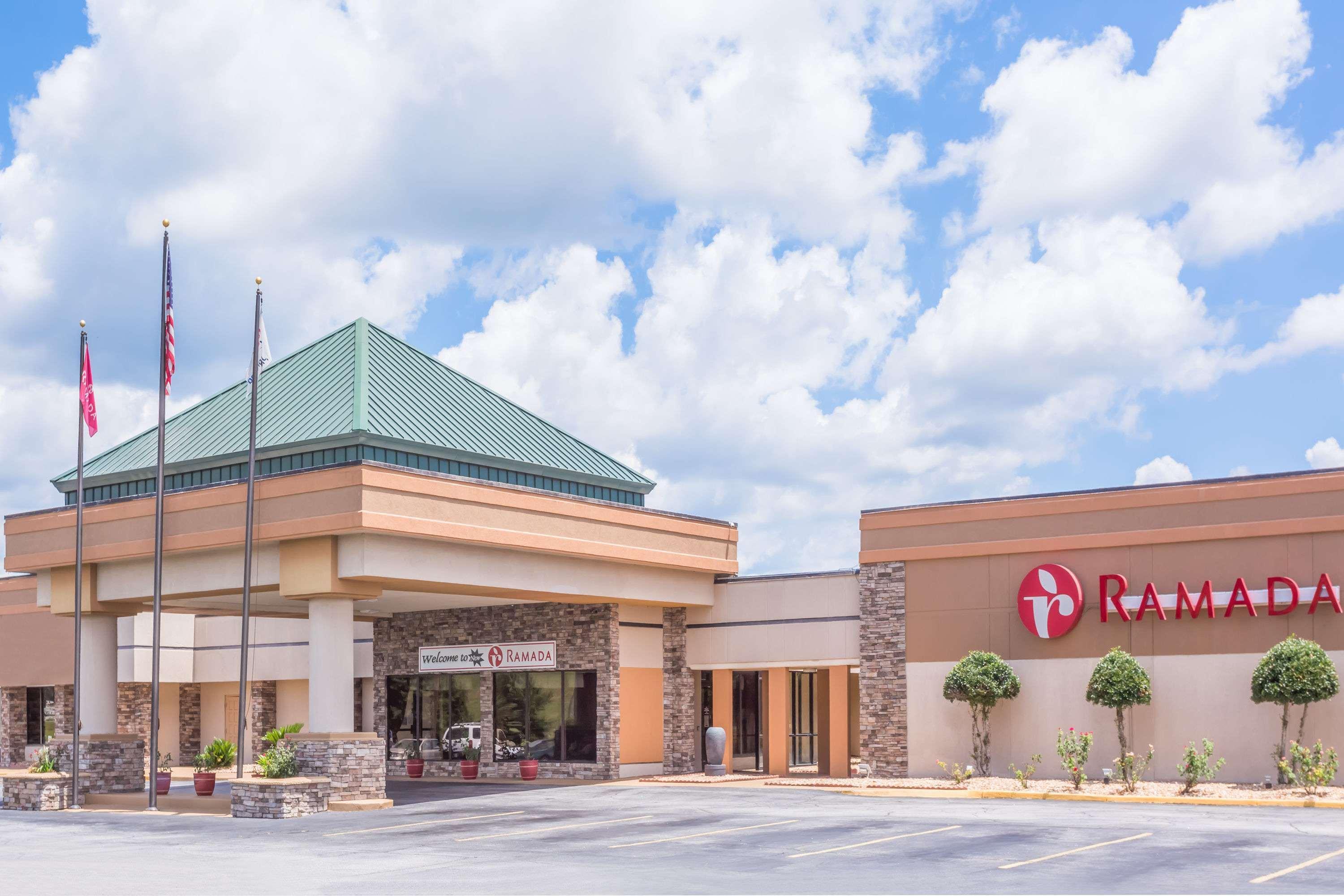 Ramada By Wyndham Macon Hotel Екстериор снимка