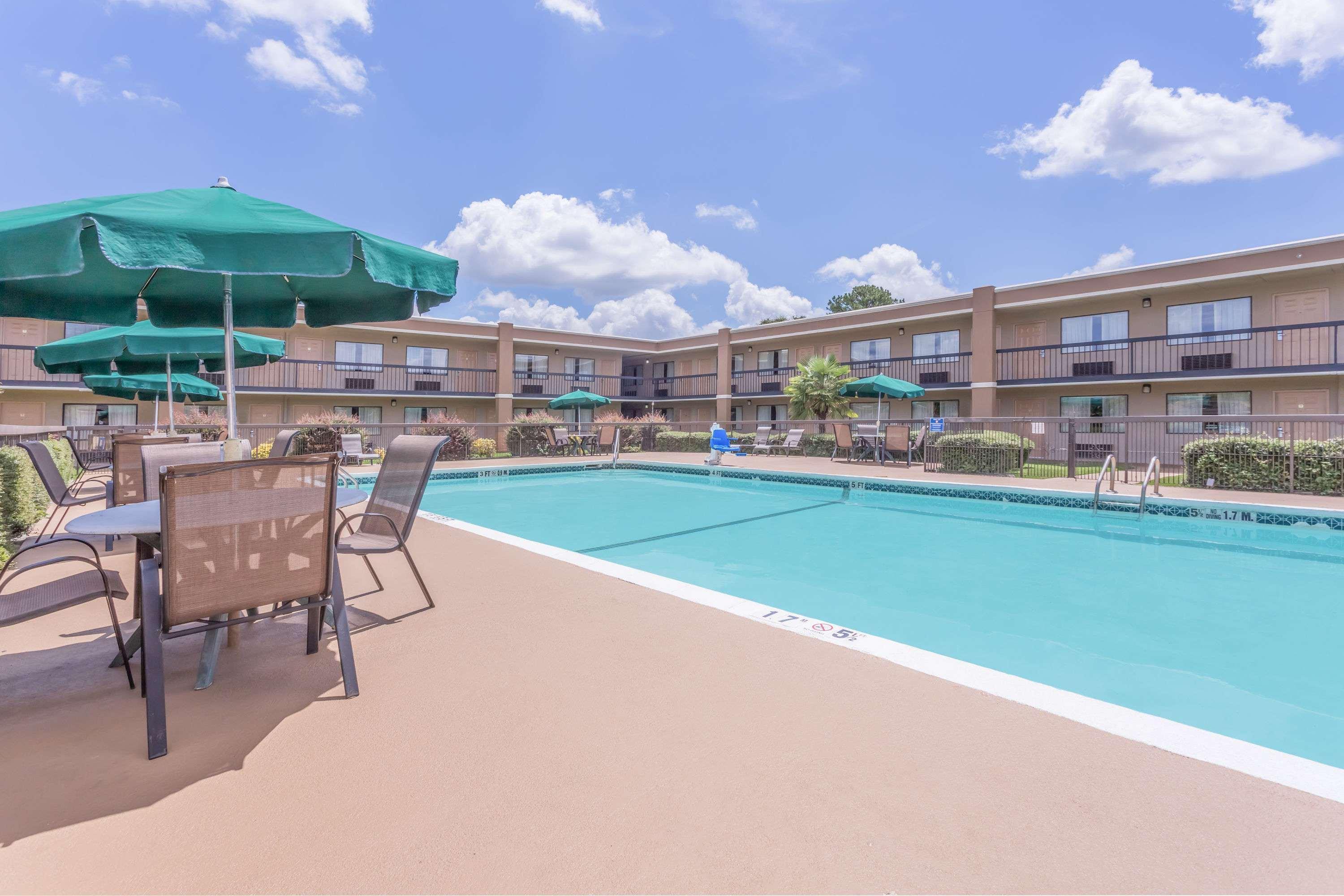 Ramada By Wyndham Macon Hotel Екстериор снимка
