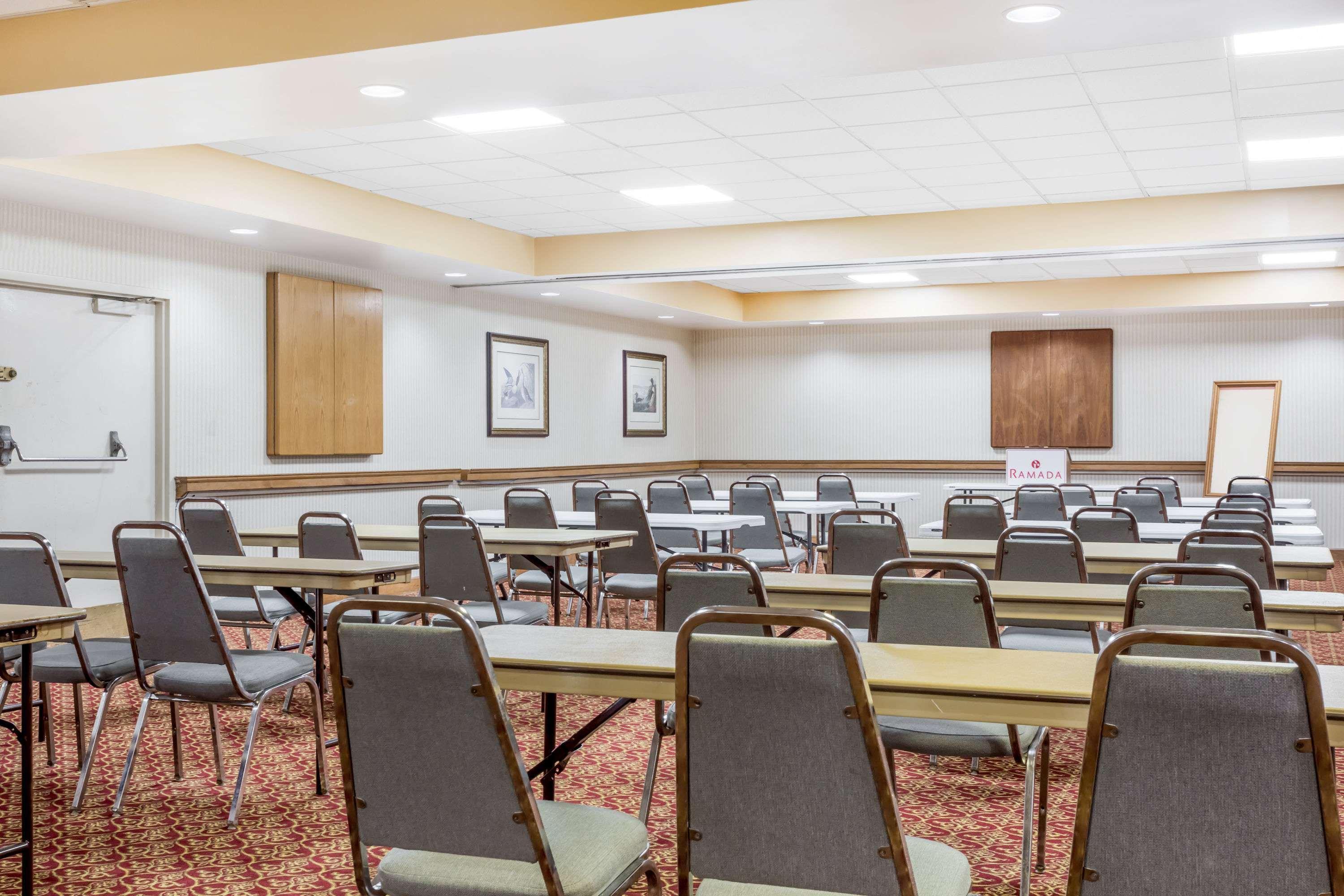 Ramada By Wyndham Macon Hotel Екстериор снимка
