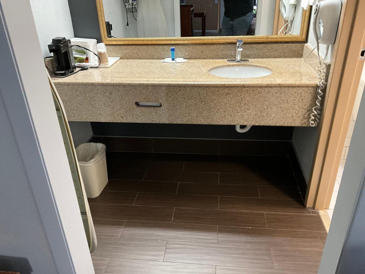Ramada By Wyndham Macon Hotel Екстериор снимка
