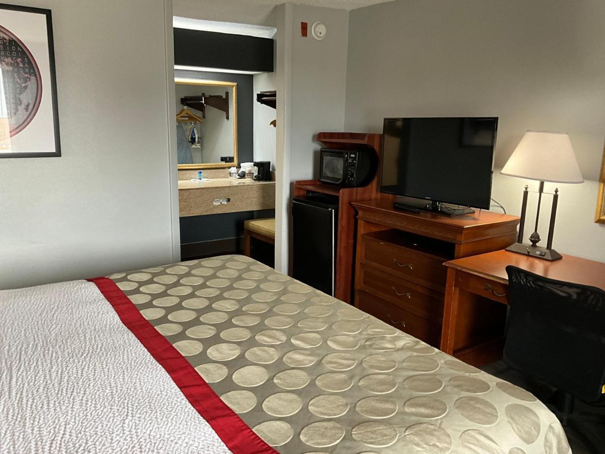 Ramada By Wyndham Macon Hotel Екстериор снимка