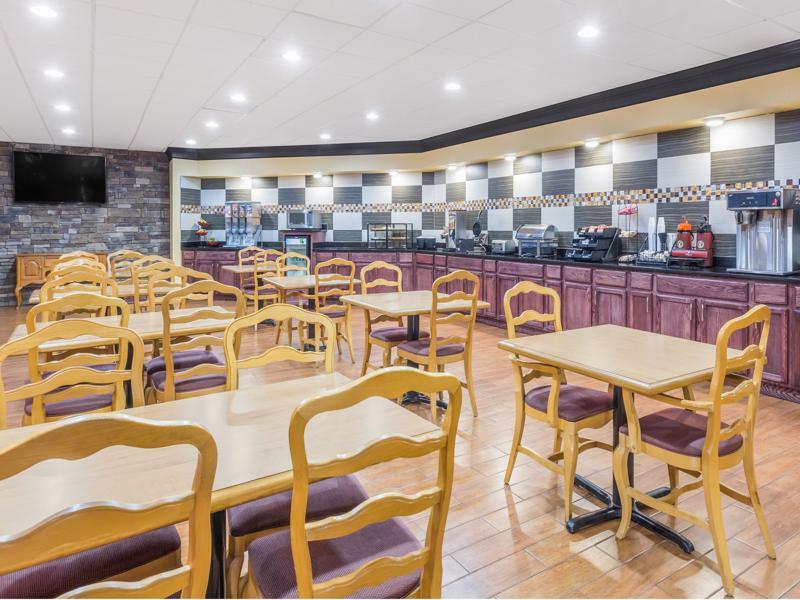 Ramada By Wyndham Macon Hotel Екстериор снимка