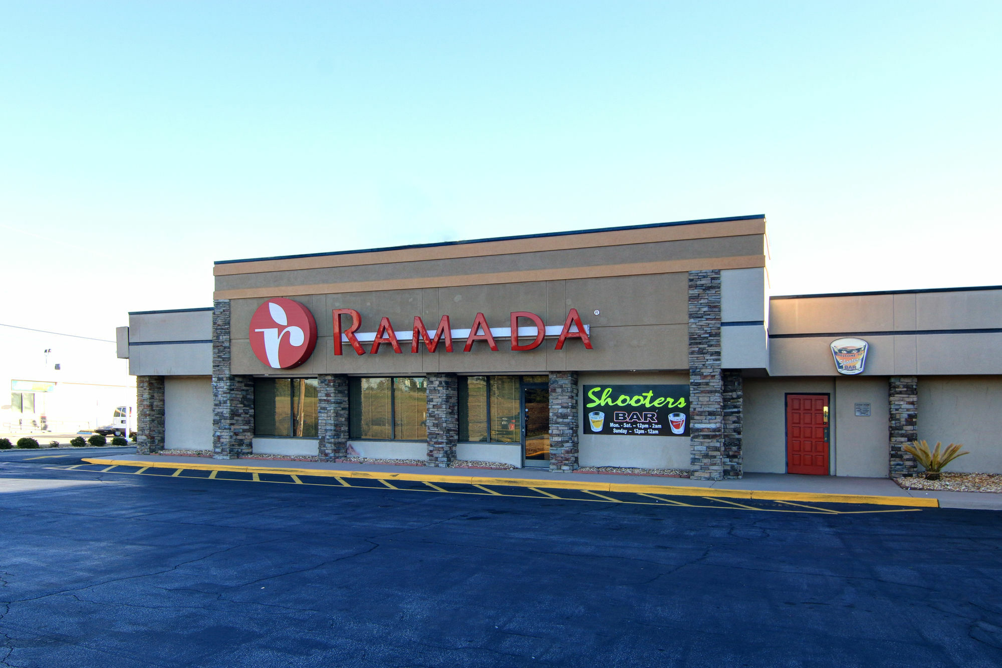 Ramada By Wyndham Macon Hotel Екстериор снимка