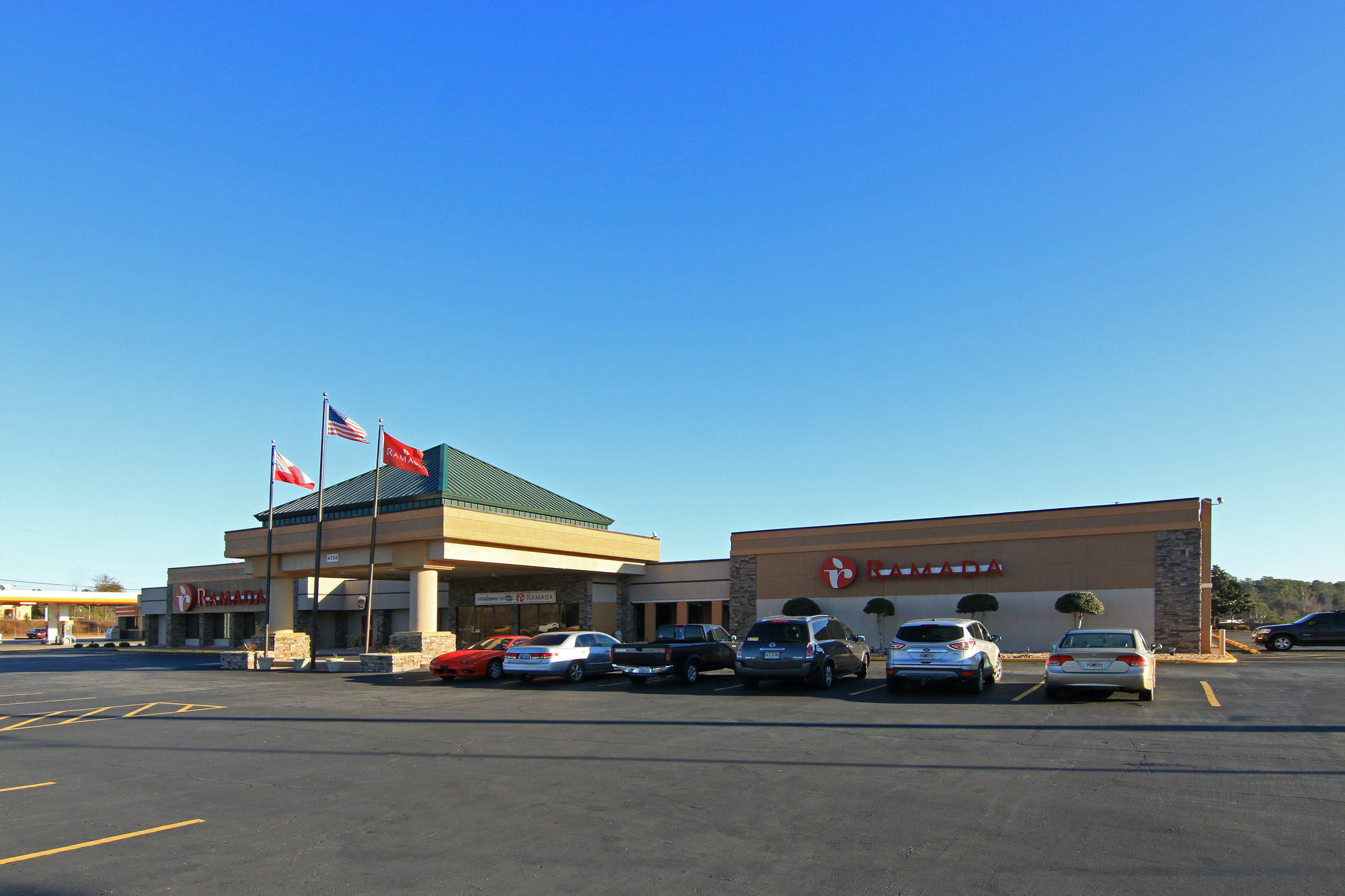 Ramada By Wyndham Macon Hotel Екстериор снимка